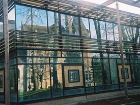 Reflet du château dans le nouveau bâtiment