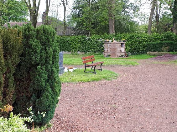 Photo 11 : Banc à l'intérieur du cimetière