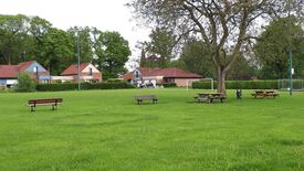 Photo 12 : Bancs et tables, terrain de football