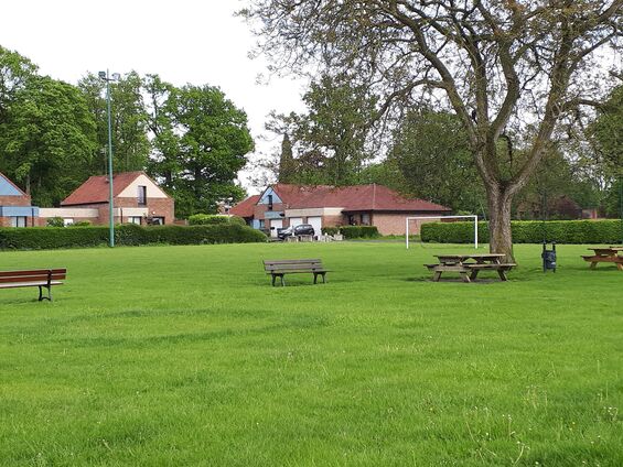Photo 12 : Bancs et tables, terrain de football
