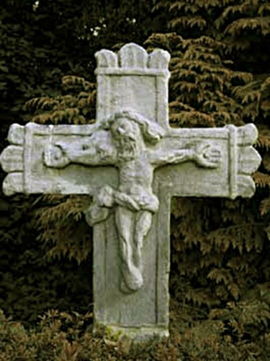 Photo 5, la croix de pierre à l'angle de la rue du Château et de la rue Neuve. Cette croix en gré, daterait de 1356.